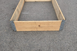 Dřevěné vyvýšené záhony nebo také dřevěné paletovací ohrádky photo