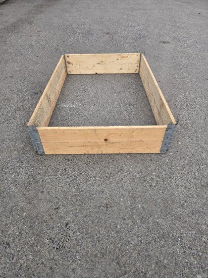 Dřevěné vyvýšené záhony nebo také dřevěné paletovací ohrádky photo